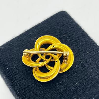 LOT 225J: 14K Yellow Gold and Enamel Flower Pinwheel Brooch/Pin - 3.2 GTW