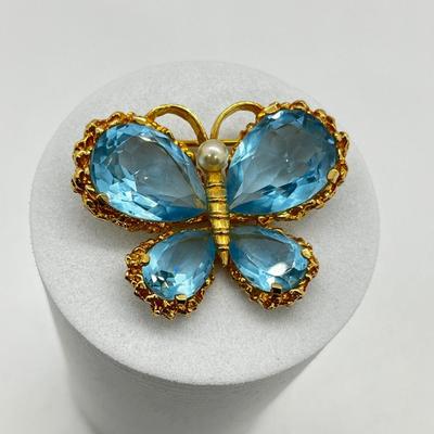 LOT 234J: Adorable Vintage Glass and Goldtone Butterfly Brooch/Pin