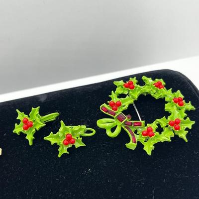 LOT 242J: Vintage Green Enamel Christmas Berries Wreath with Matching Clip On Earrings and More!