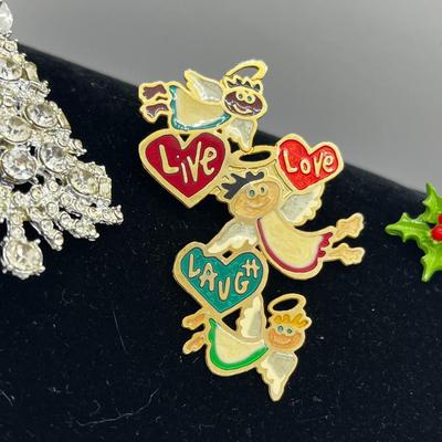 LOT 242J: Vintage Green Enamel Christmas Berries Wreath with Matching Clip On Earrings and More!