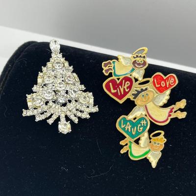 LOT 242J: Vintage Green Enamel Christmas Berries Wreath with Matching Clip On Earrings and More!