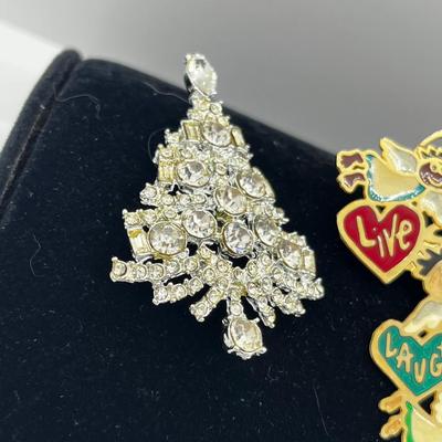 LOT 242J: Vintage Green Enamel Christmas Berries Wreath with Matching Clip On Earrings and More!