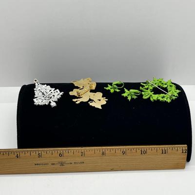 LOT 242J: Vintage Green Enamel Christmas Berries Wreath with Matching Clip On Earrings and More!