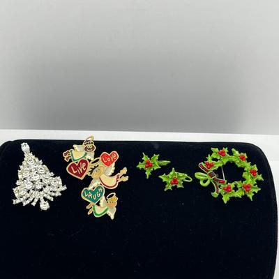 LOT 242J: Vintage Green Enamel Christmas Berries Wreath with Matching Clip On Earrings and More!