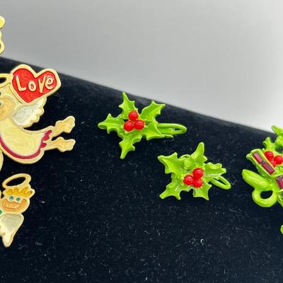 LOT 242J: Vintage Green Enamel Christmas Berries Wreath with Matching Clip On Earrings and More!