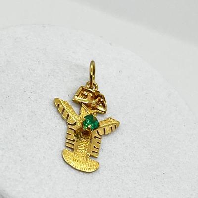 LOT 248J: 18K Yellow Gold and Emerald Chip Mayan Indian Sky God Charm - 0.7 GTW