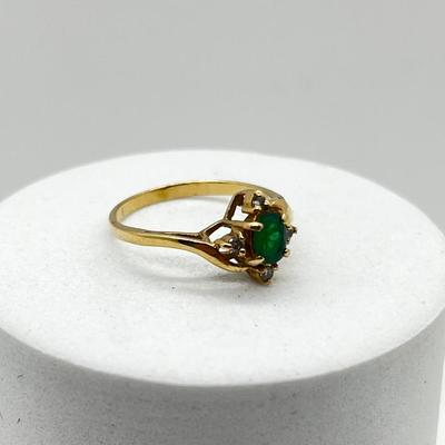 LOT 256J: 14K Yellow Gold Emerald and Diamond Chip Ring - Size 6 - 1.8 GTW