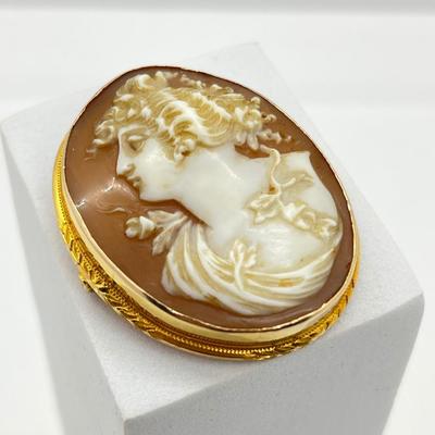 LOT 266J: 10K Yellow Gold Left Facing Cameo Pendant/Brooch - 8 GTW