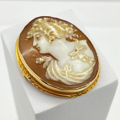 LOT 266J: 10K Yellow Gold Left Facing Cameo Pendant/Brooch - 8 GTW