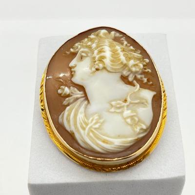 LOT 266J: 10K Yellow Gold Left Facing Cameo Pendant/Brooch - 8 GTW