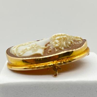 LOT 266J: 10K Yellow Gold Left Facing Cameo Pendant/Brooch - 8 GTW
