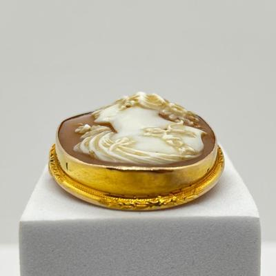 LOT 266J: 10K Yellow Gold Left Facing Cameo Pendant/Brooch - 8 GTW