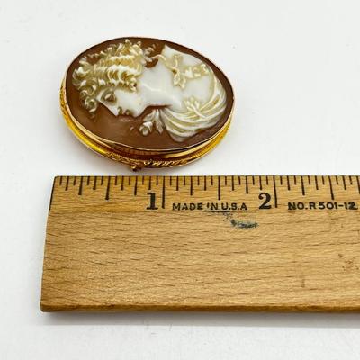 LOT 266J: 10K Yellow Gold Left Facing Cameo Pendant/Brooch - 8 GTW