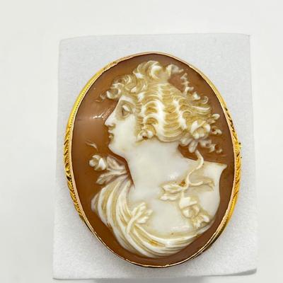 LOT 266J: 10K Yellow Gold Left Facing Cameo Pendant/Brooch - 8 GTW