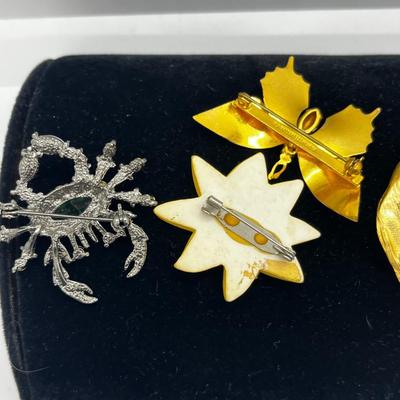 LOT 271J: Unique Brooch Collection: Stone Colored Glass, Silvertone, Free Form Goldtone and More