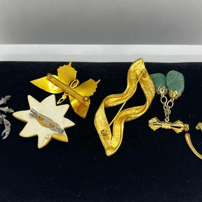 LOT 271J: Unique Brooch Collection: Stone Colored Glass, Silvertone, Free Form Goldtone and More
