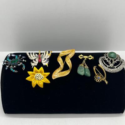 LOT 271J: Unique Brooch Collection: Stone Colored Glass, Silvertone, Free Form Goldtone and More