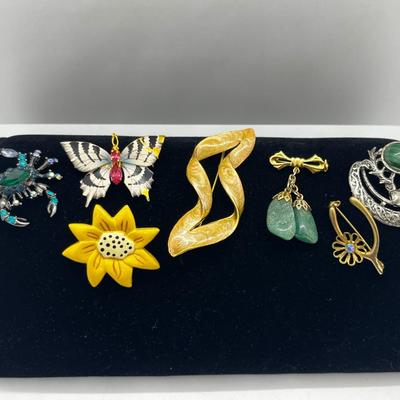 LOT 271J: Unique Brooch Collection: Stone Colored Glass, Silvertone, Free Form Goldtone and More