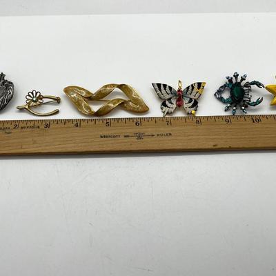 LOT 271J: Unique Brooch Collection: Stone Colored Glass, Silvertone, Free Form Goldtone and More