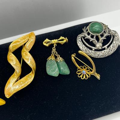 LOT 271J: Unique Brooch Collection: Stone Colored Glass, Silvertone, Free Form Goldtone and More