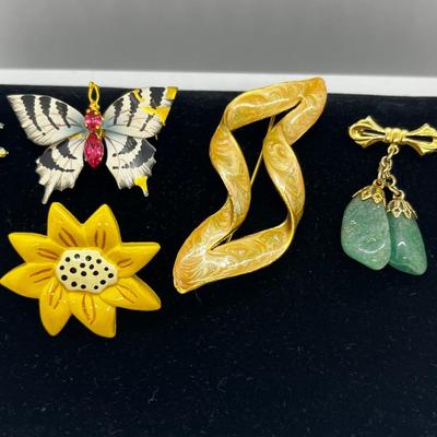 LOT 271J: Unique Brooch Collection: Stone Colored Glass, Silvertone, Free Form Goldtone and More