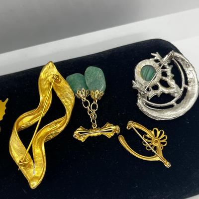 LOT 271J: Unique Brooch Collection: Stone Colored Glass, Silvertone, Free Form Goldtone and More