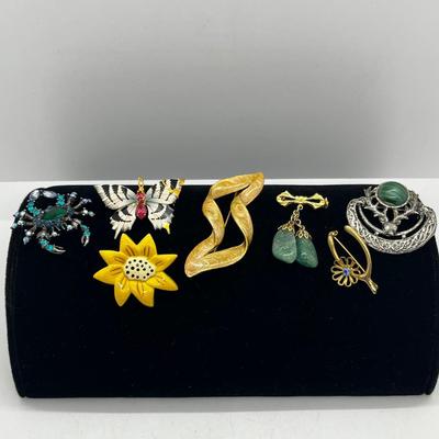 LOT 271J: Unique Brooch Collection: Stone Colored Glass, Silvertone, Free Form Goldtone and More