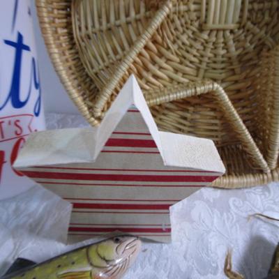 Mirrored sconce, 4 wooden fish, round star basket, wood star, July 4th cups