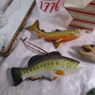 Mirrored sconce, 4 wooden fish, round star basket, wood star, July 4th cups