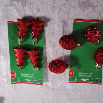 2 gift boxes, 5 sets of ornaments, suction cup wreath holder