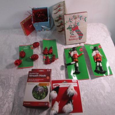 2 gift boxes, 5 sets of ornaments, suction cup wreath holder