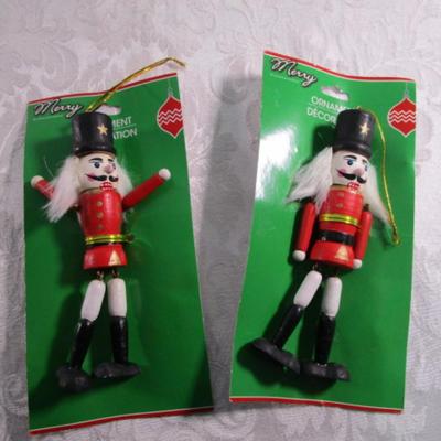 2 gift boxes, 5 sets of ornaments, suction cup wreath holder
