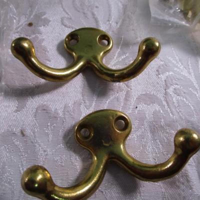 6 Double coat hooks with metal tin