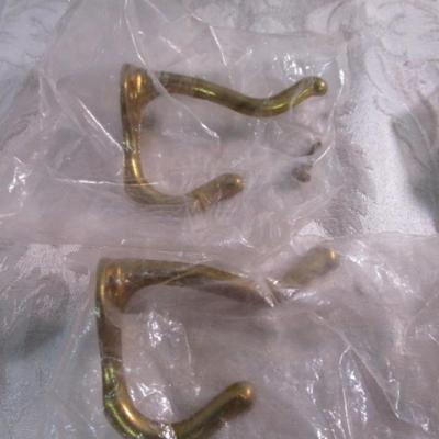 6 Double coat hooks with metal tin