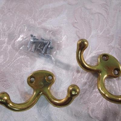 6 Double coat hooks with metal tin