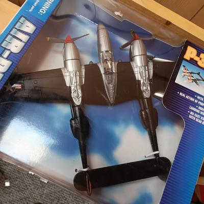 2 DIE-CAST MODEL PLANES