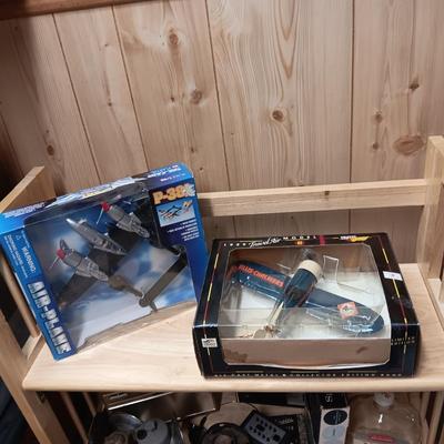 2 DIE-CAST MODEL PLANES