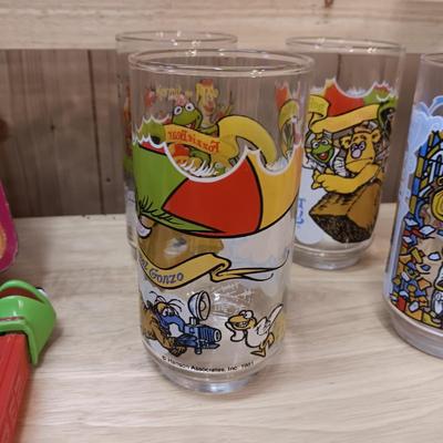 1979 JIM HENSON'S MUPPET MOVIE LUNCH BOX PLUS 1981 MUPPETS GLASSES