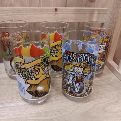 1979 JIM HENSON'S MUPPET MOVIE LUNCH BOX PLUS 1981 MUPPETS GLASSES