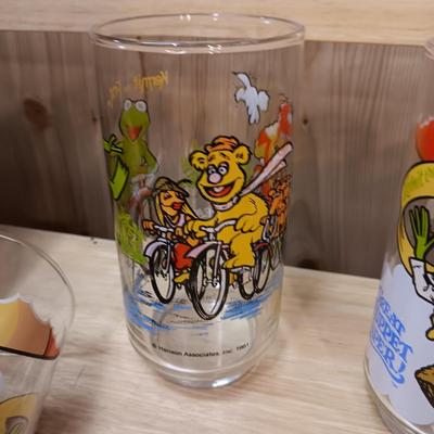1979 JIM HENSON'S MUPPET MOVIE LUNCH BOX PLUS 1981 MUPPETS GLASSES