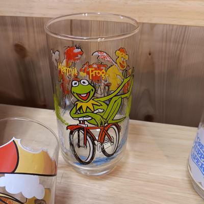 1979 JIM HENSON'S MUPPET MOVIE LUNCH BOX PLUS 1981 MUPPETS GLASSES
