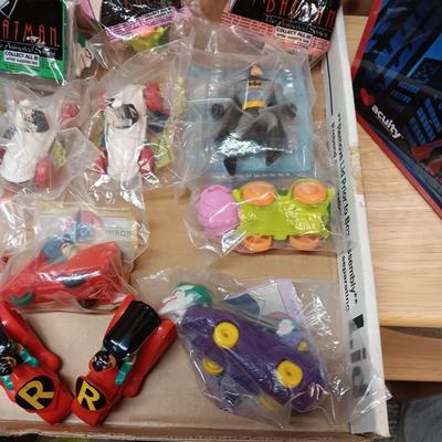 METAL LUNCH BOX W/THERMOS PLUS BATMAN HAPPY MEAL TOYS UNOPENED