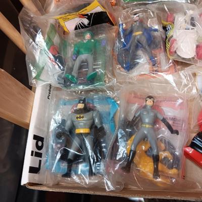 METAL LUNCH BOX W/THERMOS PLUS BATMAN HAPPY MEAL TOYS UNOPENED