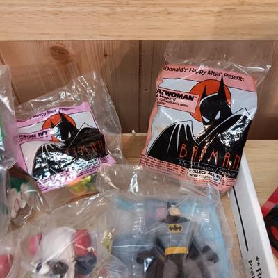 METAL LUNCH BOX W/THERMOS PLUS BATMAN HAPPY MEAL TOYS UNOPENED