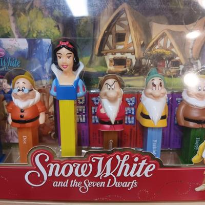 DISNEY MICKEY & MINNIE MOUSE CERAMIC FIGURINES, SNOW WHITE DWARFS SOAP DISH AND PEZ DISPENSERS