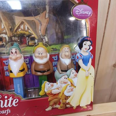 DISNEY MICKEY & MINNIE MOUSE CERAMIC FIGURINES, SNOW WHITE DWARFS SOAP DISH AND PEZ DISPENSERS