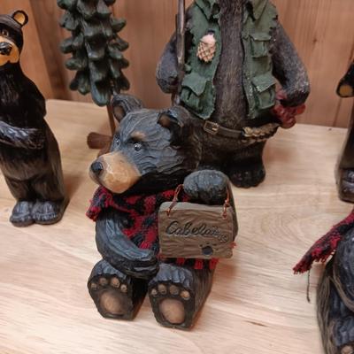 AN ASSORTMENT OF DECORATIVE BEARS