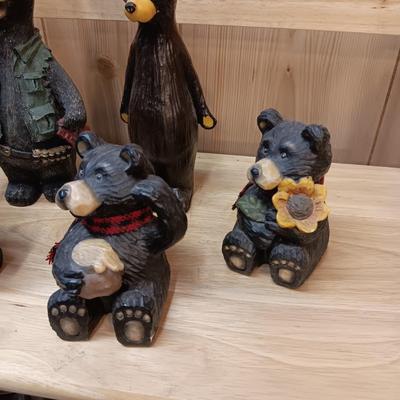 AN ASSORTMENT OF DECORATIVE BEARS