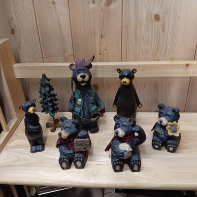 AN ASSORTMENT OF DECORATIVE BEARS