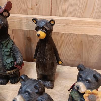 AN ASSORTMENT OF DECORATIVE BEARS